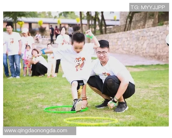 篮球巨星与足球传奇的意外邂逅，共同挑战跨界对决的精彩瞬间