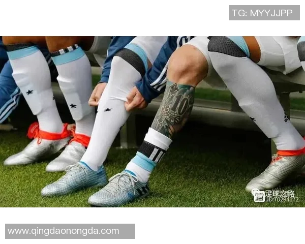 足球明星球鞋上的个性签名与隐秘字谜探索之旅