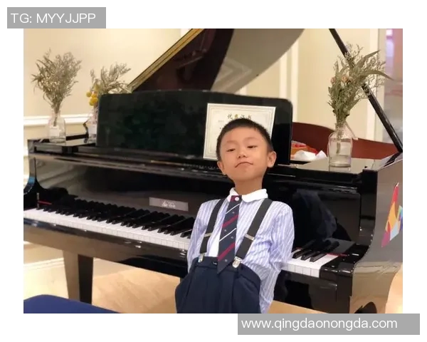 足球球星弹钢琴挑战技巧展示 展现不为人知的艺术才华